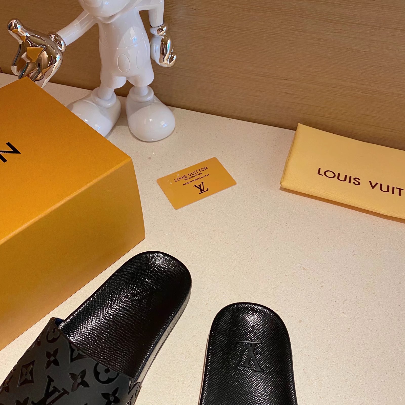 上質 大人気 ルイヴィトン Louis Vuitton サンダル メンズ 実物の写真 N品スーパーコピー代引き可能国内発送後払い安全必ず届く信用できるサイト