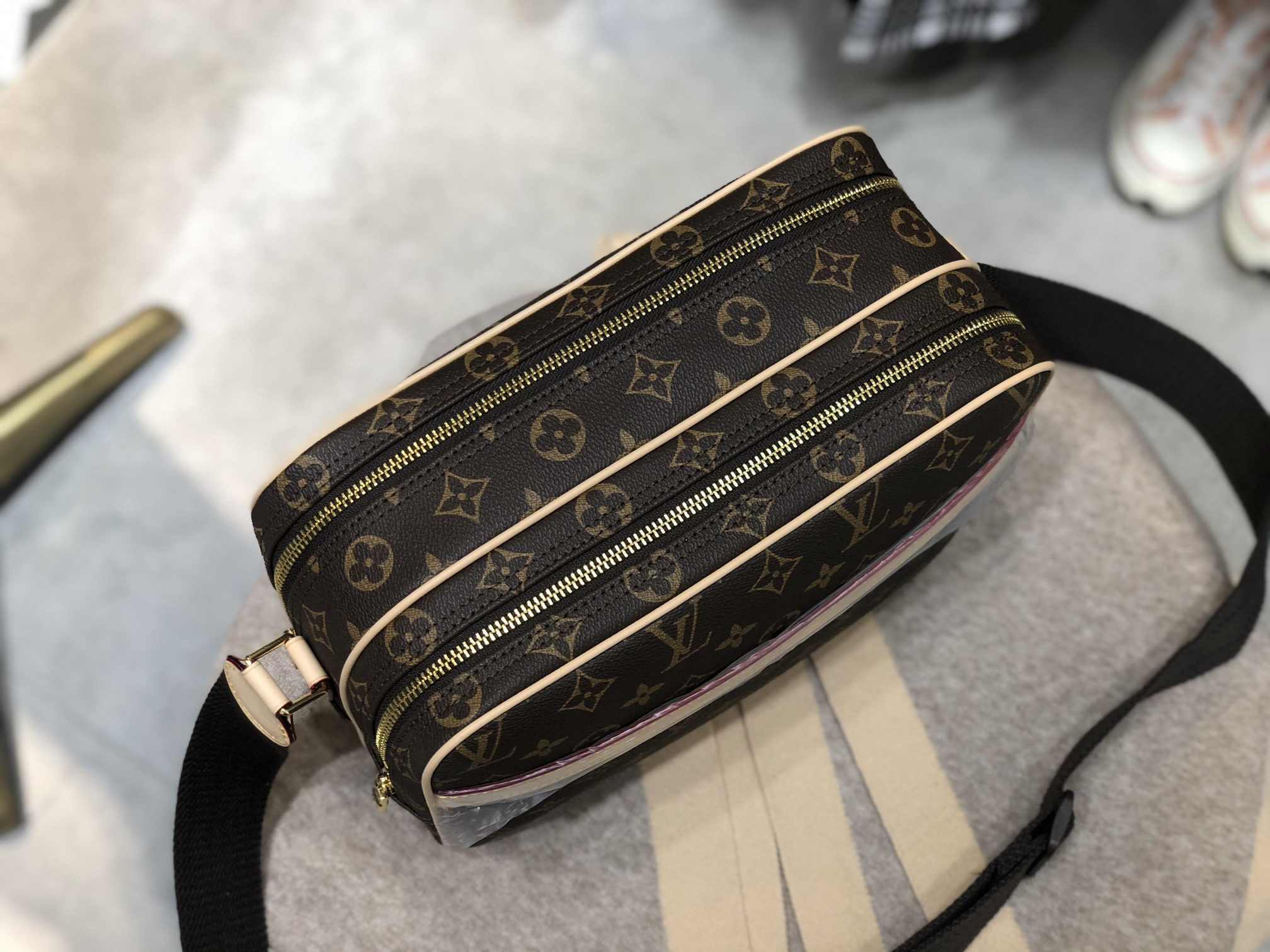 ルイヴィトン Louis Vuitton バッグ 実物の写真  N品スーパーコピー靴代引き可能国内発送後払い安全必ず届く信用できるサイト