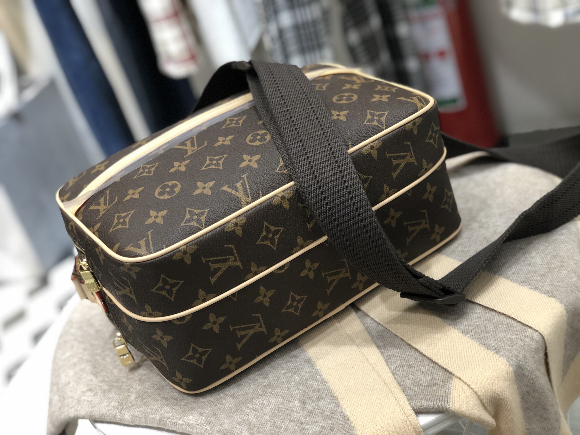 ルイヴィトン Louis Vuitton バッグ 実物の写真  N品スーパーコピー靴代引き可能国内発送後払い安全必ず届く信用できるサイト