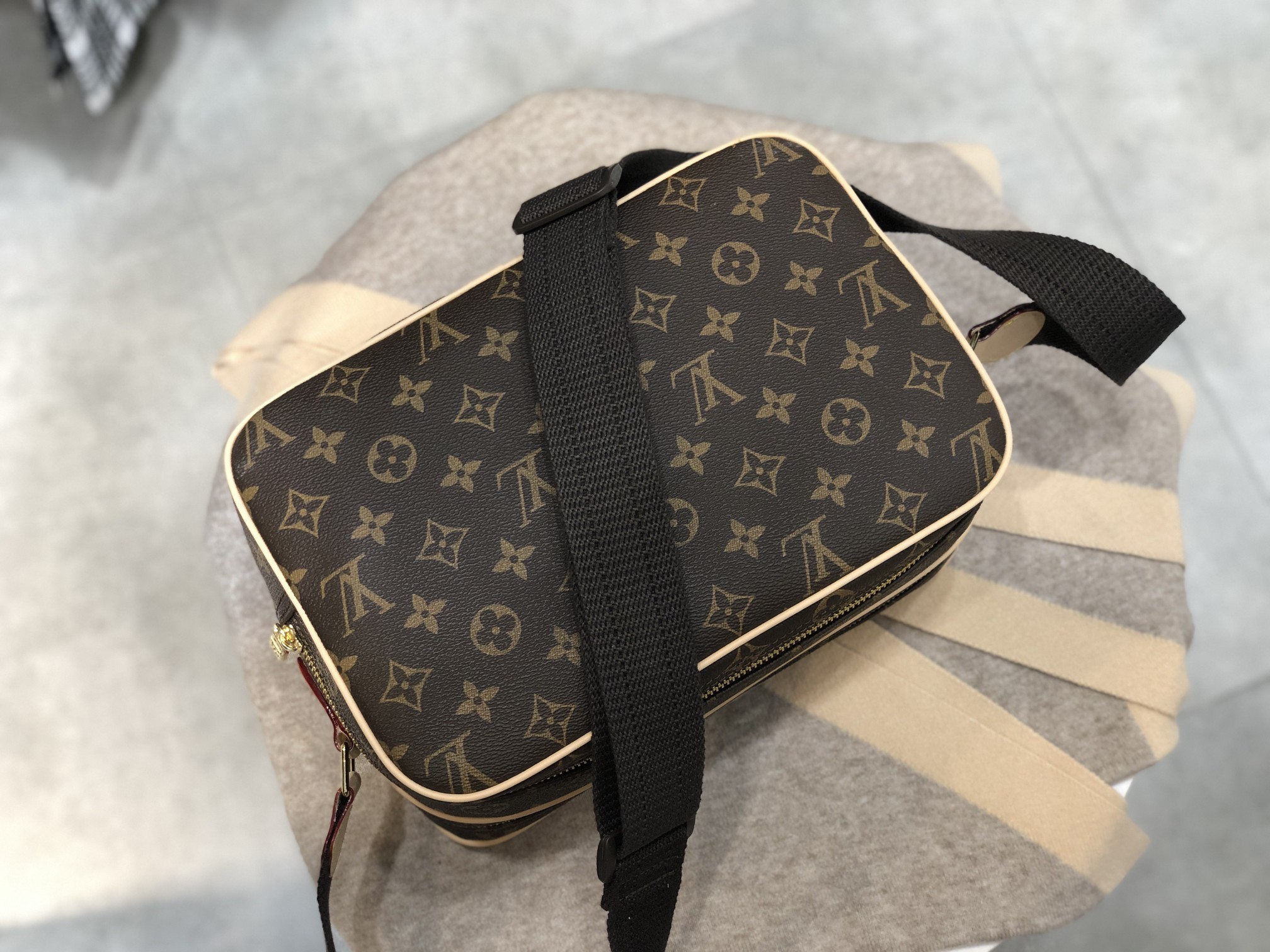 ルイヴィトン Louis Vuitton バッグ 実物の写真  N品スーパーコピー靴代引き可能国内発送後払い安全必ず届く信用できるサイト